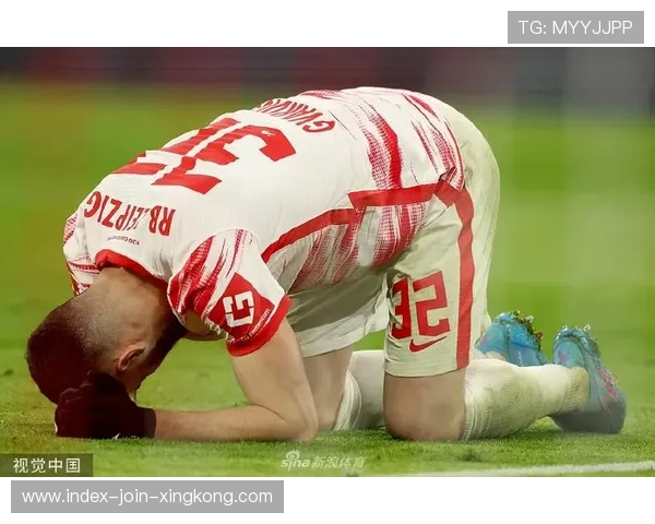 拜仁莱万反越位抢点头球破门完成逆转,传奇之夜再度上演!